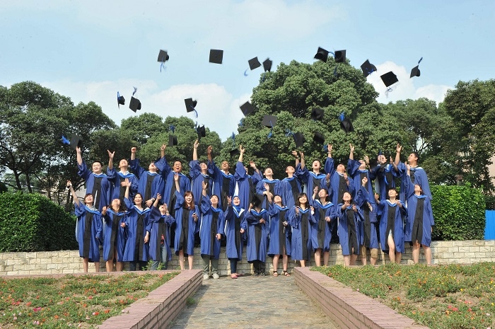 第8届学员毕业抛帽 第8届学员毕业抛帽
