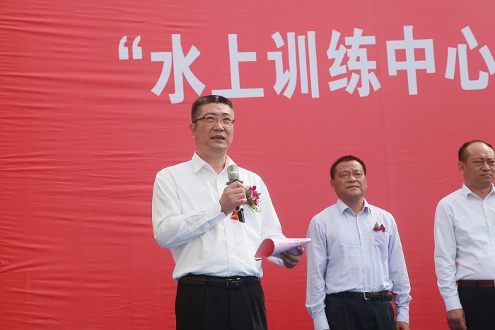 副校长杨万枫主持仪式 副校长杨万枫主持仪式