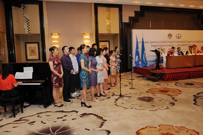 学员在毕业典礼上表演节目 学员在毕业典礼上表演节目