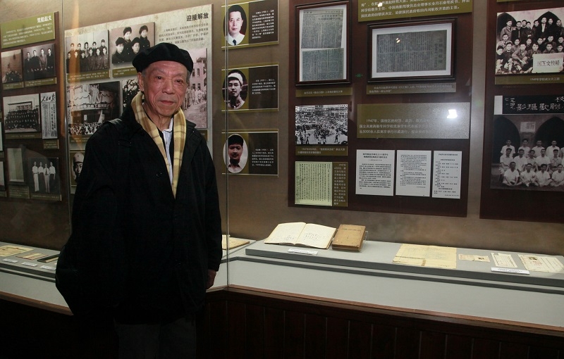 卓东明学长在他七十年前的笔记前留念 卓东明学长在他七十年前的笔记前留念