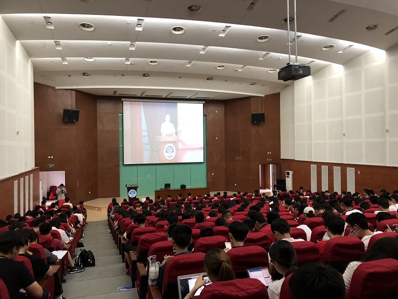 师生们认真观看授课直播 师生们认真观看授课直播