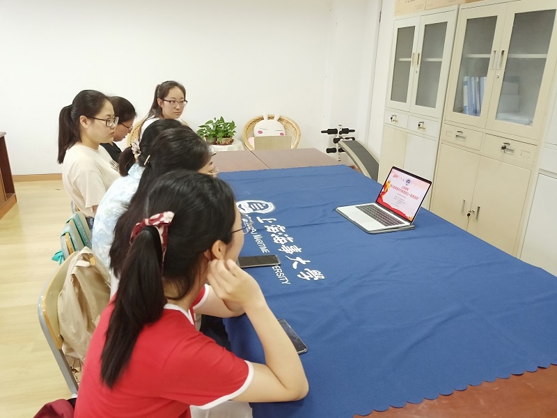 师生们认真观看授课直播 师生们认真观看授课直播