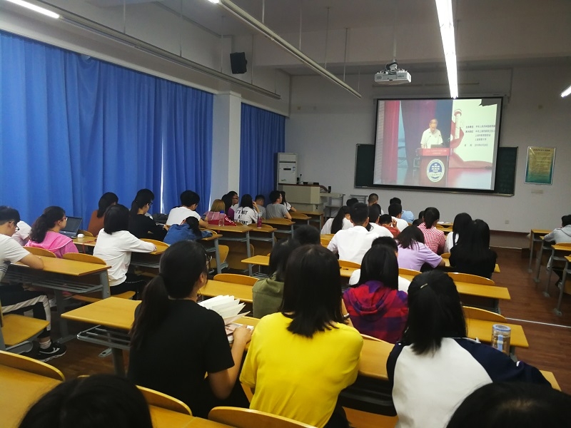师生们认真观看授课直播 师生们认真观看授课直播