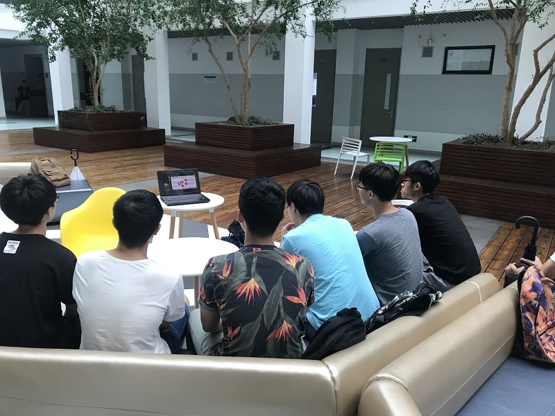 师生们认真观看授课直播 师生们认真观看授课直播