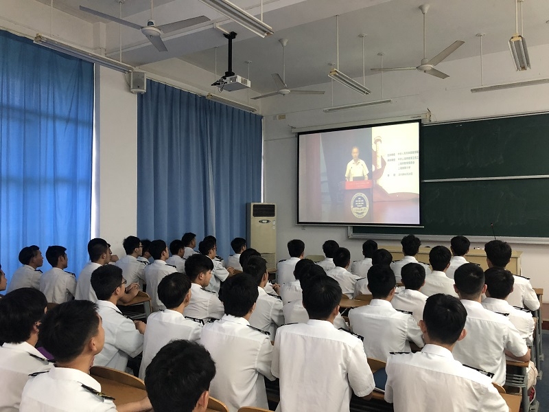 师生们认真观看授课直播 师生们认真观看授课直播
