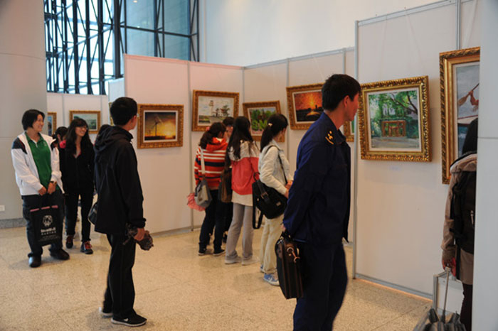 海大人文展览系列之上海海事大学首届校园风景油画大赛优秀作品展在图书馆展出