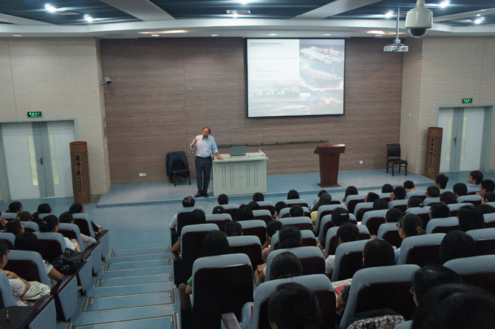 Syriopoulos教授来校讲授“Shipping Derivatives and Risk Management”专题课程