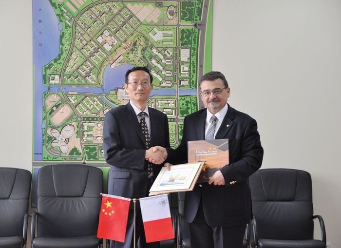 黄有方校长与Juanito Camilleri校长交换纪念品