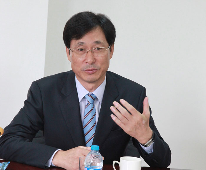 韩国海洋大学校长Park Han-il教授一行来校访问 Park Han-il校长介绍韩国海洋大学情况