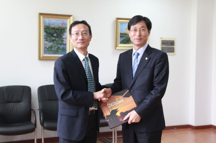 韩国海洋大学校长Park Han-il教授一行来校访问 黄有方校长向Park Han-il校长赠送学校画册