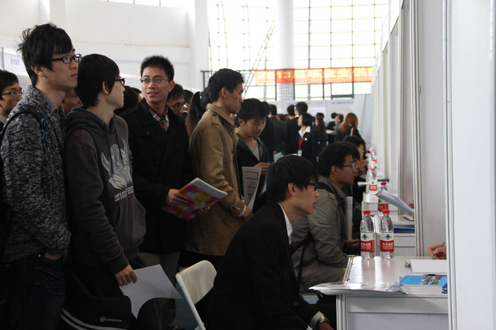 2013届毕业生供需见面洽谈会顺利落幕 毕业生等待用人单位甄选