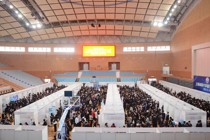 2013届毕业生供需见面洽谈会顺利落幕 供需见面洽谈会现场