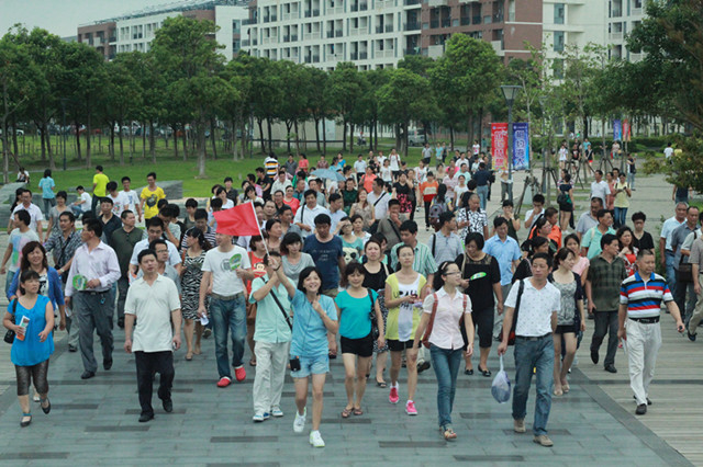 “家长大学堂”带家长参观校园 “家长大学堂”带家长参观校园