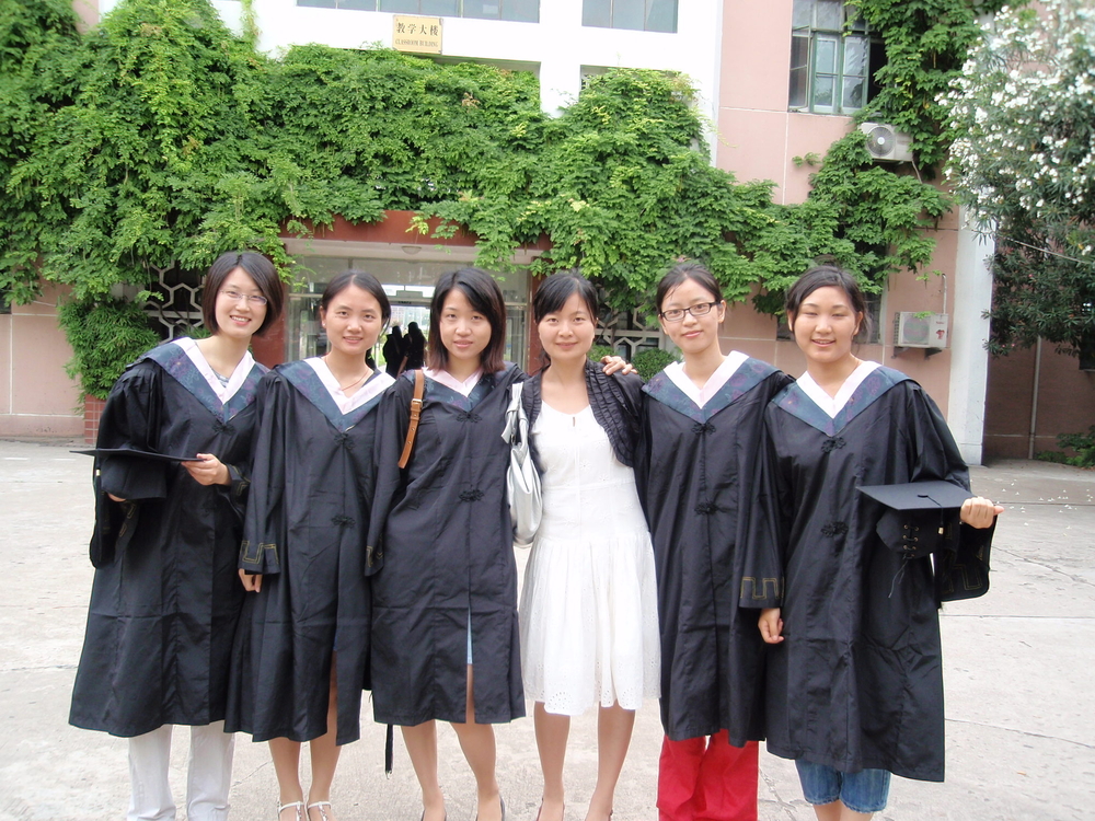 毕业季和同学们合影