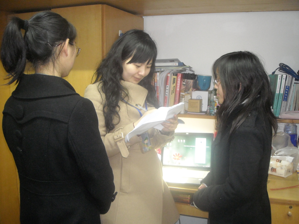 郑巧老师在寝室和同学谈心