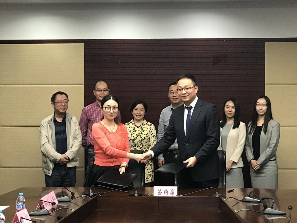陈柚牧律师与校长办公室副主任刘征共同签署了奖学金捐赠协议