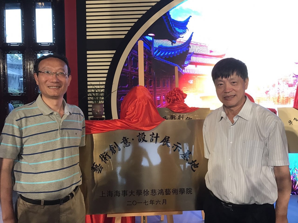 黄有方校长与原上海市人大常委会副主任胡炜为基地揭牌