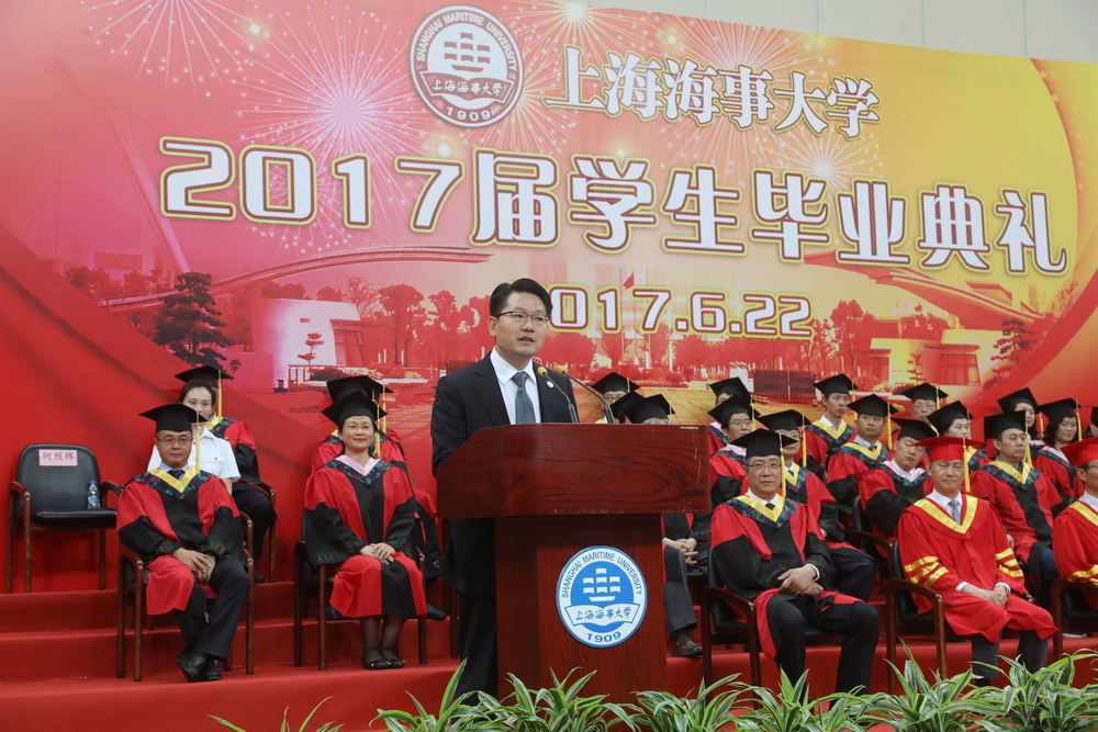 校友代表我校1995级毕业生、达之路国际控股集团董事长何烈辉先生发言