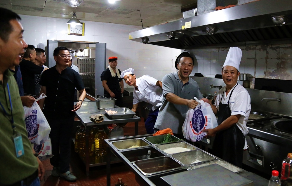 王海威副书记给食堂员工送上慰问品