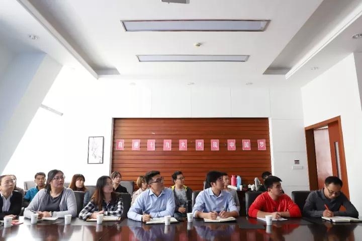 我校团学干部集体收看十九大开幕式