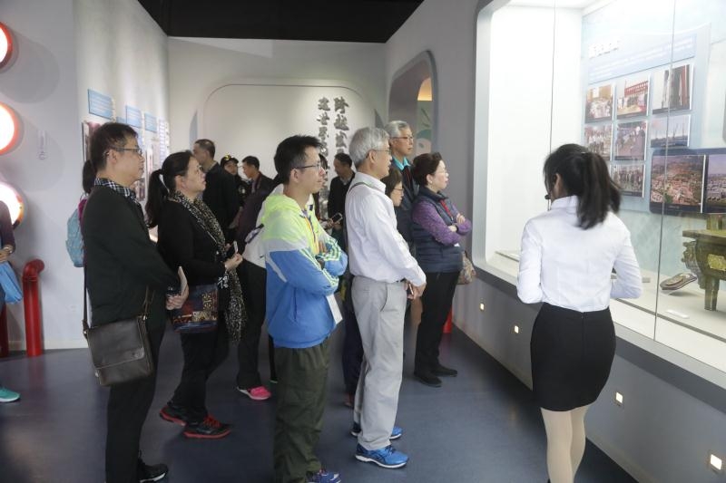 参观校史馆