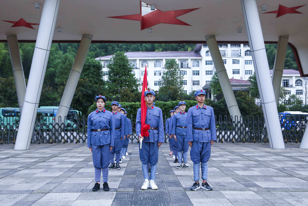 海大学生在基地进行升旗仪式