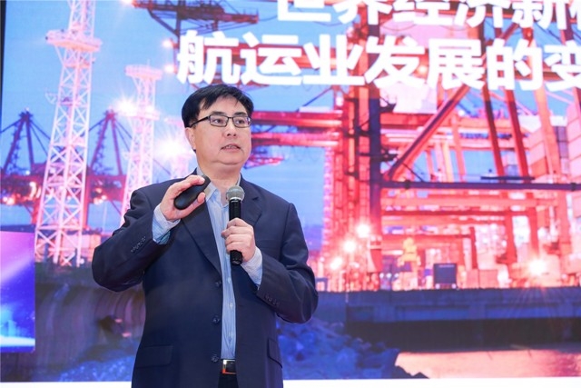 中国远洋海运集团副总经理、党组成员黄小文发表演讲