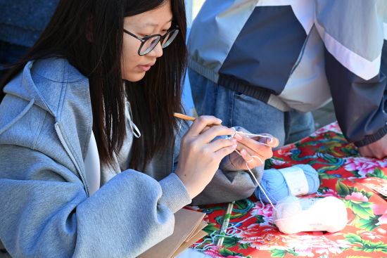 学生在体验非遗钩针编织。 上海海事大学供图