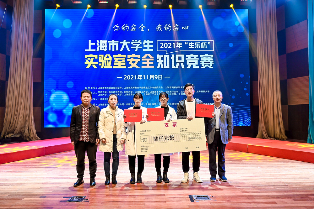 获奖学生与指导老师合影