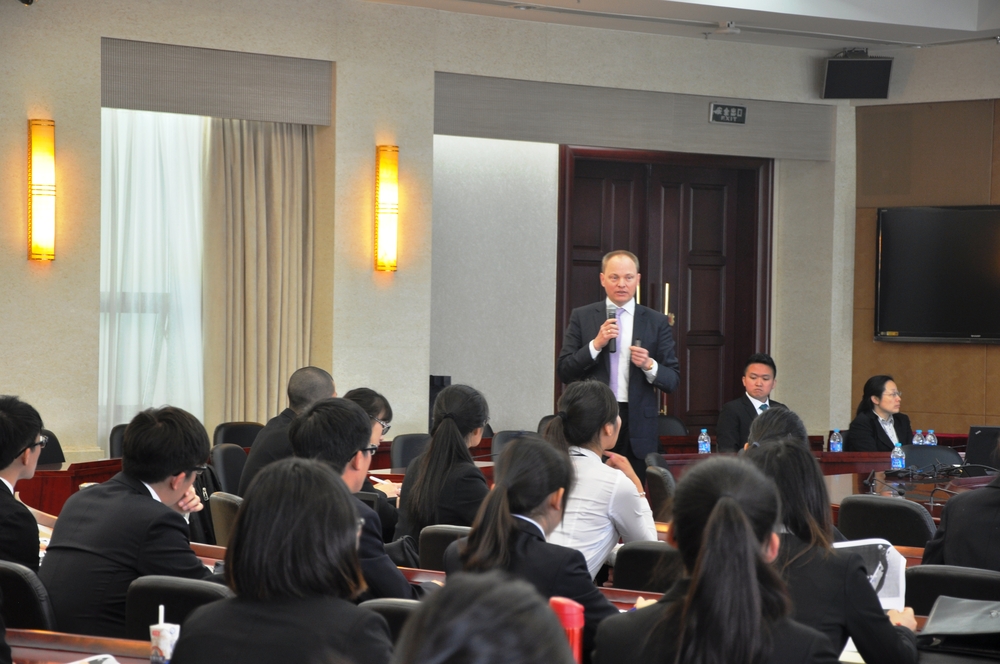 Peter Borup总裁发表演讲