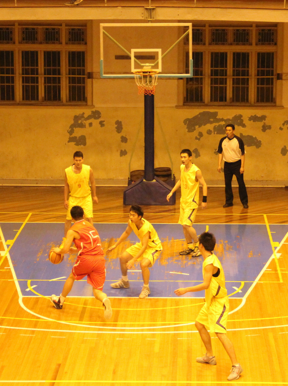 我校篮球队获市学生运动会高校组篮球赛冠军 取得历史性突破