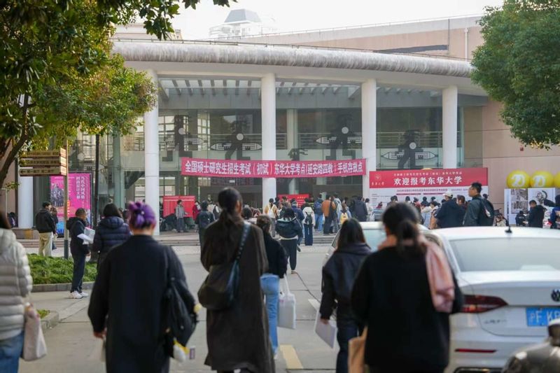 研考首日，沪上高校以“硬核科技+暖心守护”，为考生保驾护航