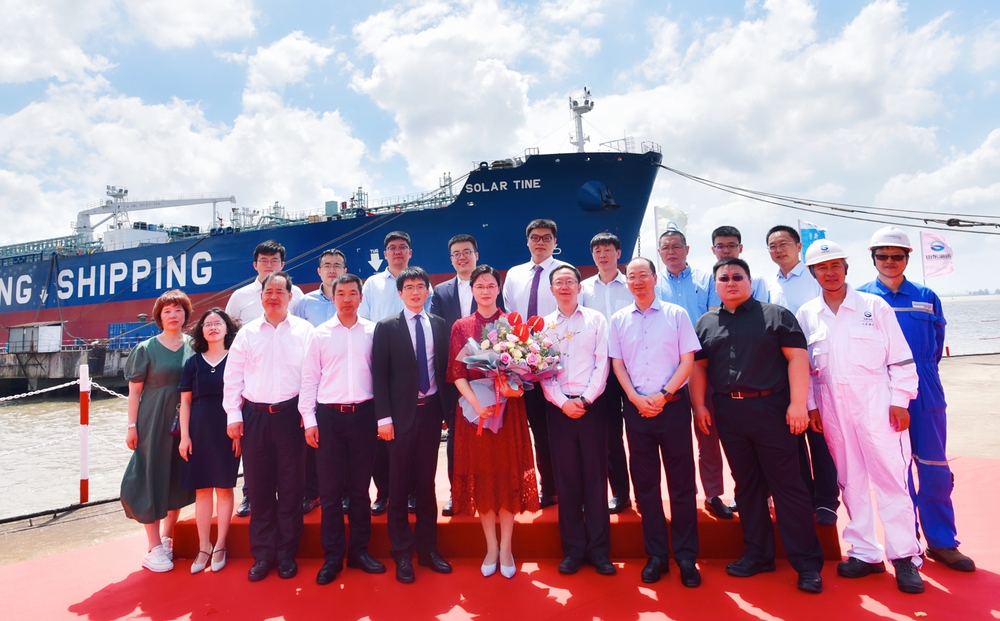 在新船“SOLAR TINE”轮前合影