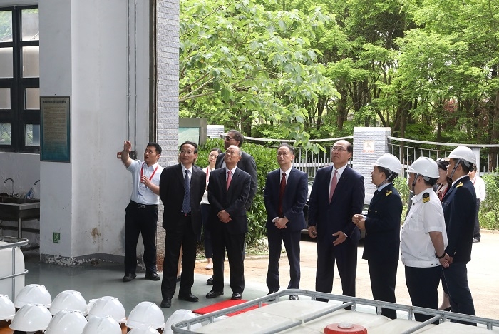 参观我校自动化机舱