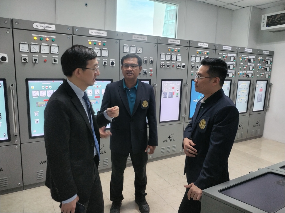 参观泰国农业大学机舱模拟室