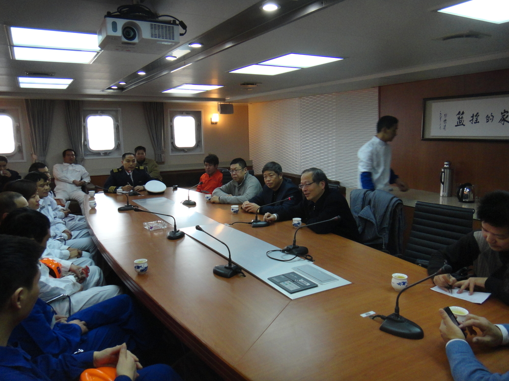 於世成书记、肖宝家副校长出席“育明”轮开航前会议