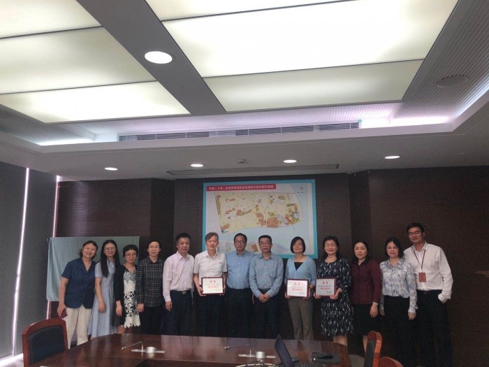 法学院院长王国华教授接受南汇新城镇人大基层立法点顾问单位聘书