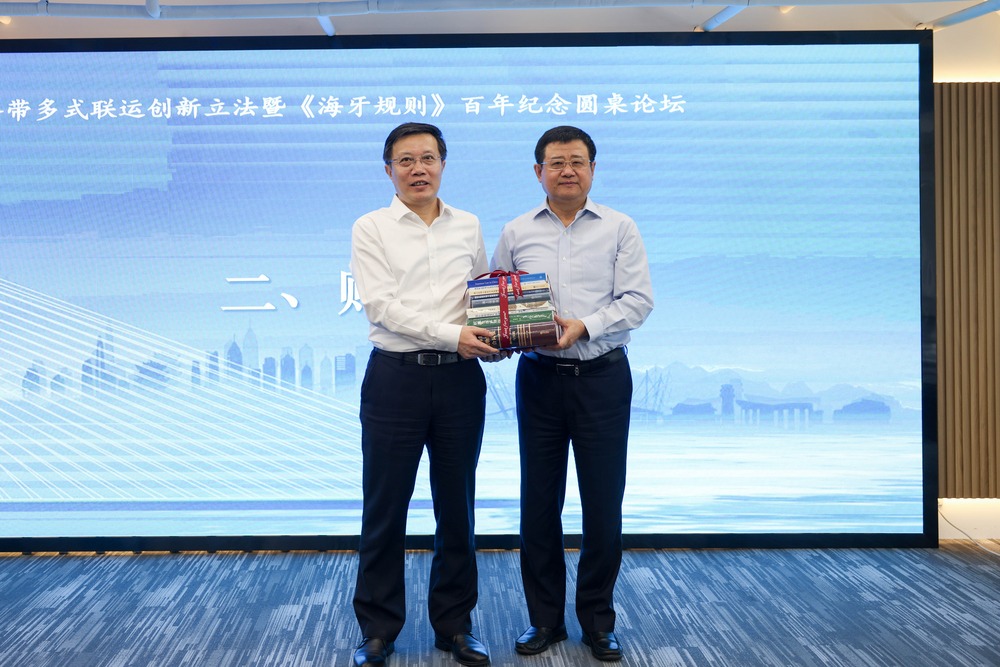 上海海事大学向南京海事法院赠送教师著作