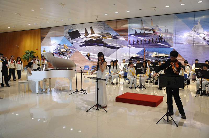 我校交响管乐团演出