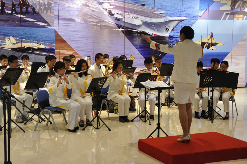 我校交响管乐团演出