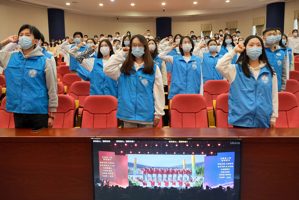 海事进博志愿者进行志愿者宣誓