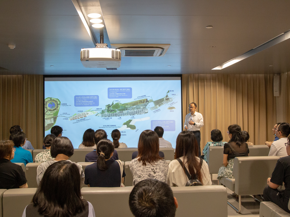 介绍洋山港一期至四期的建设及北侧港区码头的在建情况