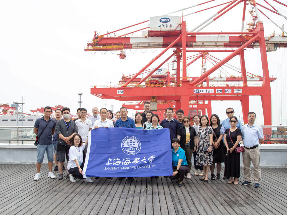 实地调研教职工合影