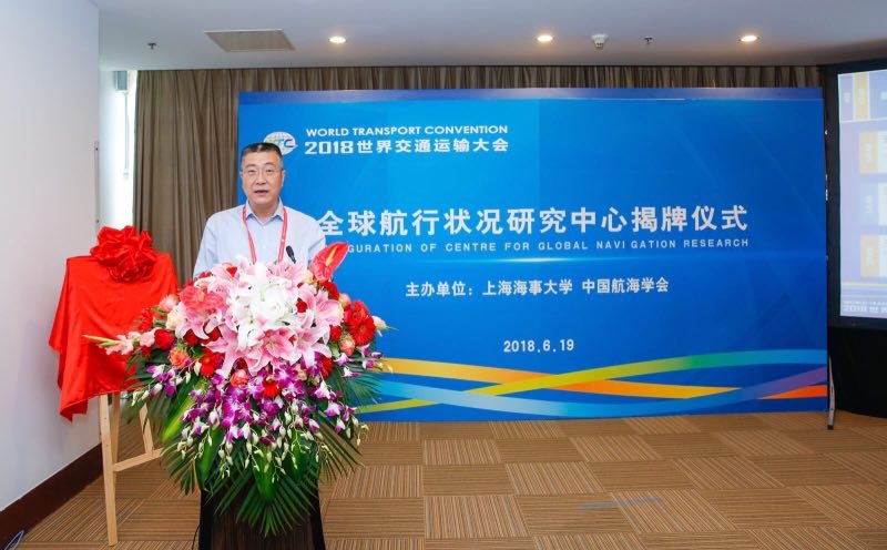 杨万枫副校长主持揭牌仪式