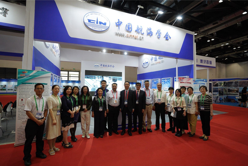 中国航海学会展台前合影