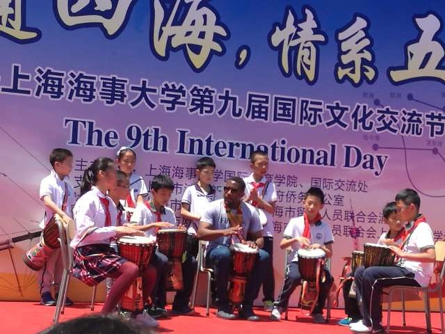 路易斯与中国小朋友一起表演非洲手鼓