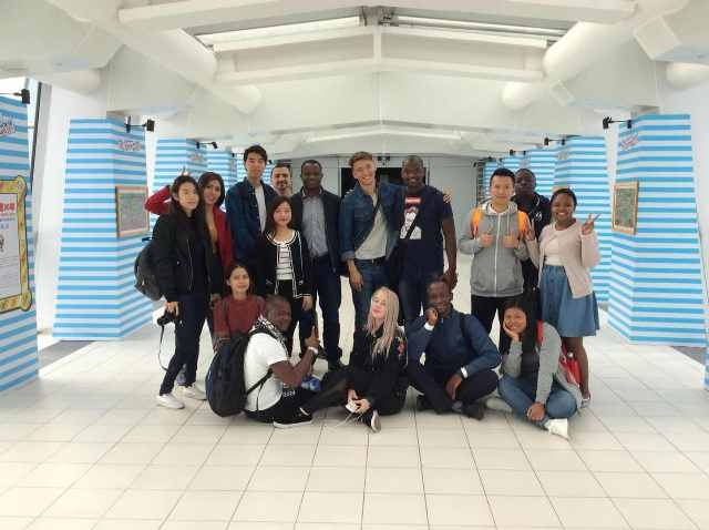 阮氏慧和同学们一起参观上海金融中心