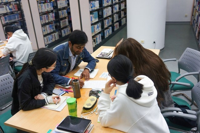 阿杜在图书馆与中国同学一起学习
