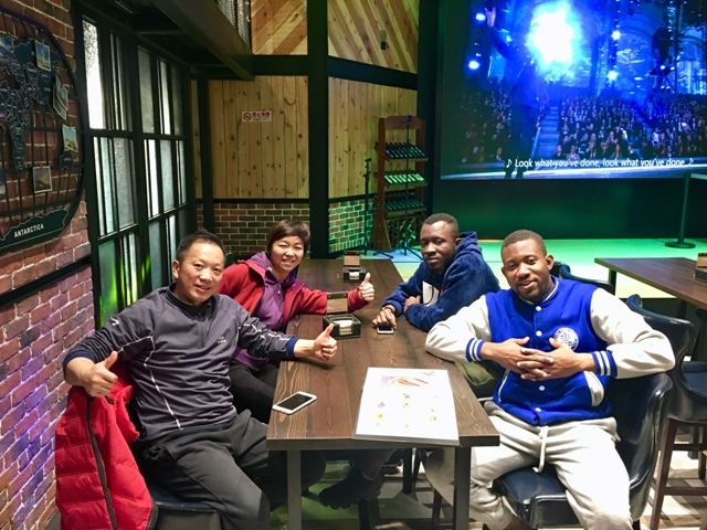 路易斯和中国朋友在一起