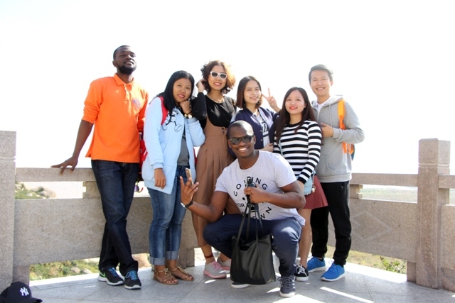 阮氏慧等新生参观上海洋山深水港